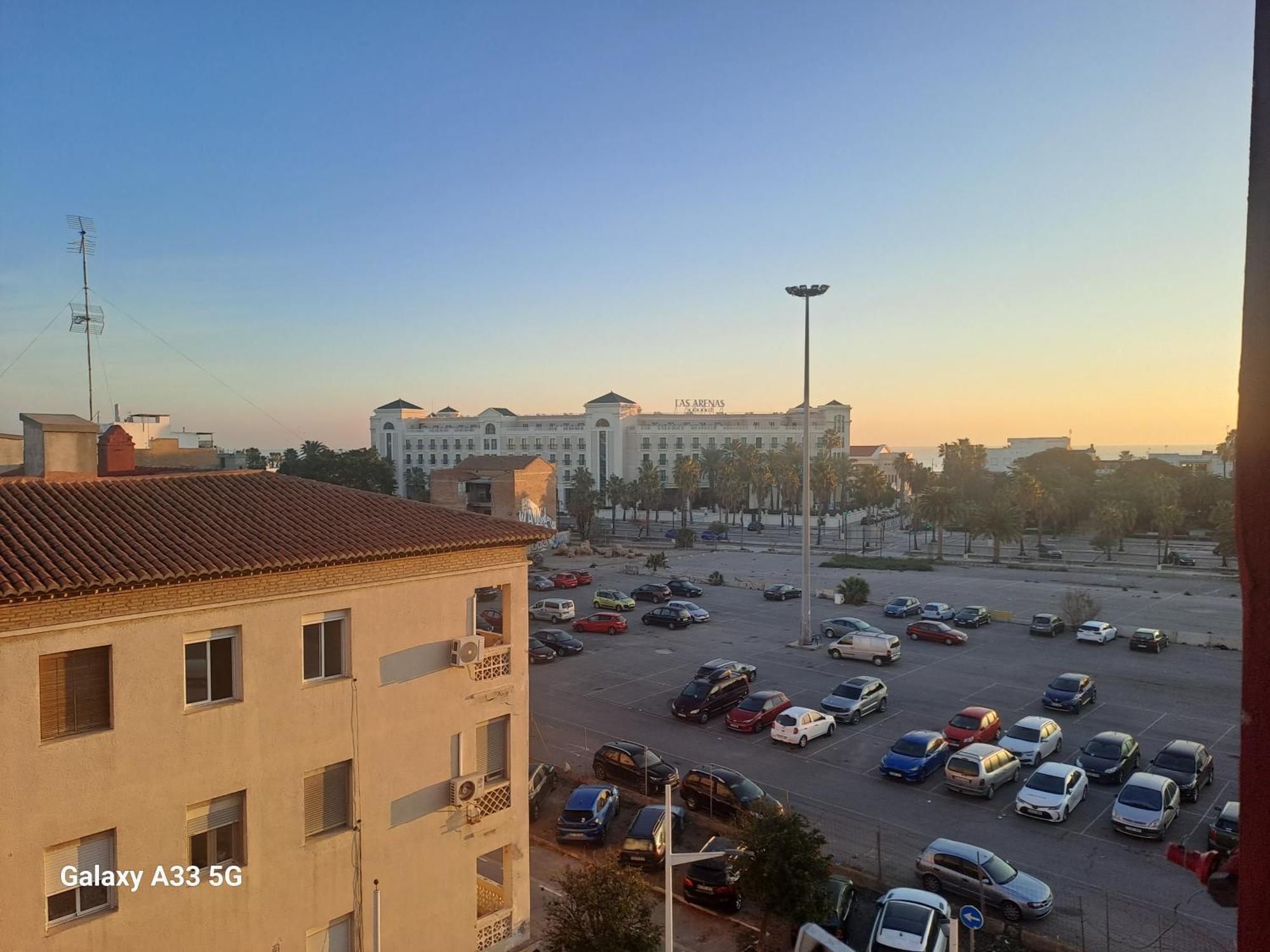 Apartamento En El Cabanyal Enfrente De La Marina Real *