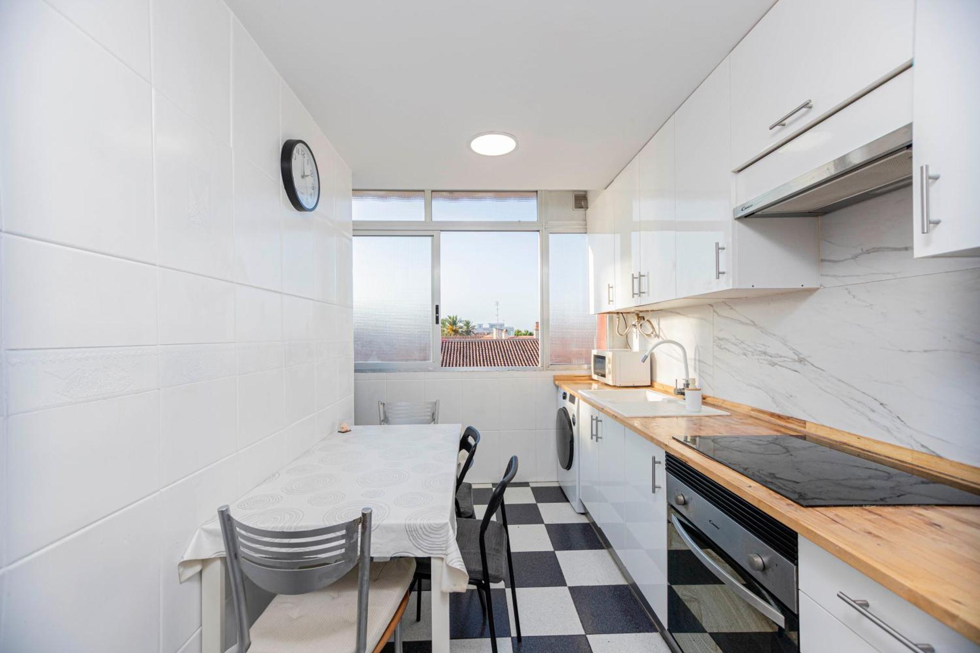 Appartement En El Cabanyal Enfrente De La Marina Real *